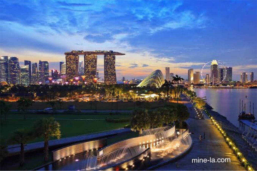 สิงคโปร์ ได้รับความสำคัญระดับโลก โดยเปลี่ยนจากหมู่บ้านชาวประมงขนาดใหญ่เป็นท่าเรือที่พลุกพล่านพร้อมเทคโนโลยีขั้นสูง ตั้งอยู่ในเอเชีย