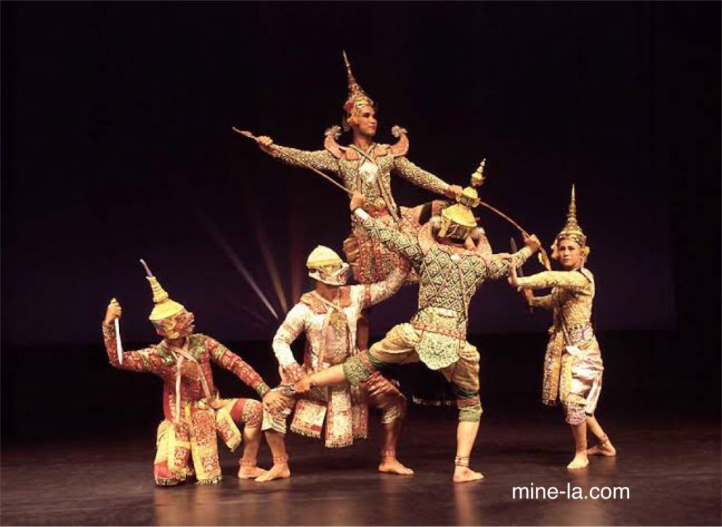 นาฏศิลป์ที่สวยงาม ในประเทศไทยยังมีการแสดงความกรุณา ความสง่างาม และความงามด้วยการเต้นรำแบบดั้งเดิม สาวสวยเต้นรำด้วยเท้า