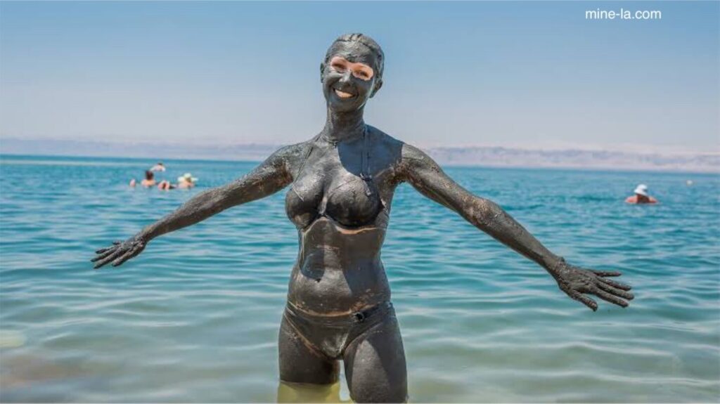 Dead Sea Mud มาจากทะเลเดดซี ซึ่งเป็นทะเลสาบน้ำเค็มขนาดใหญ่ที่ตั้งอยู่ในตะวันออกกลาง ติดกับอิสราเอล เป็นเวลาหลายปีแล้วที่ผู้คน