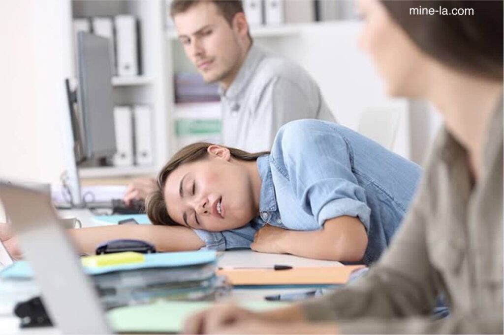 Narcolepsy เป็นโรคการนอนหลับที่ทำให้ผู้คนง่วงนอนมากในระหว่างวัน คนที่เป็นโรคเฉียบจะพบว่าการตื่นตัวเป็นเวลานานเป็นเรื่องยาก พวก