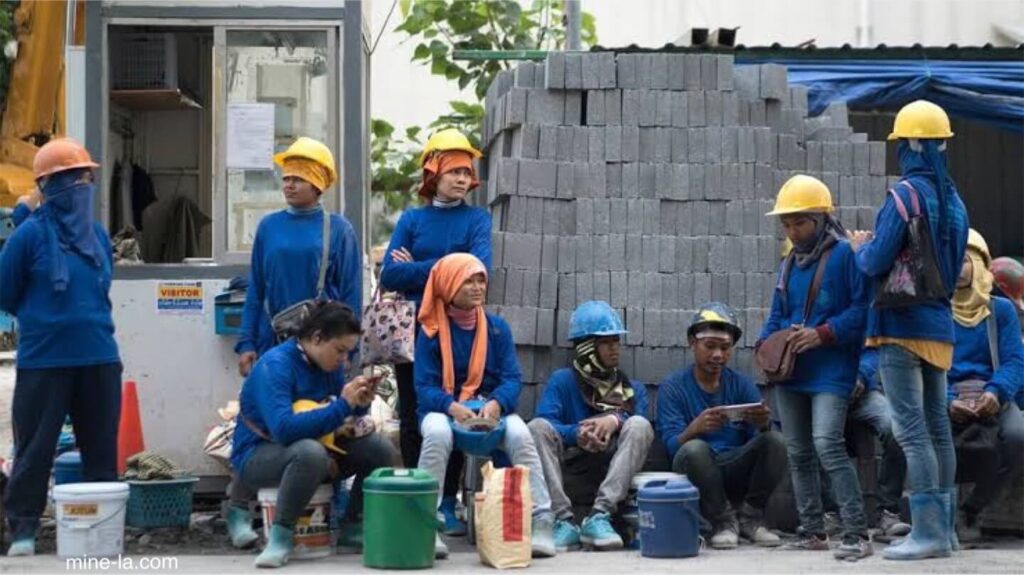 คนงานก่อสร้าง มีส่วนร่วมในการก่อสร้างทางกายภาพของอาคาร โครงสร้างพื้นฐาน และโครงสร้างอื่นๆ พวกเขาทำงานในโครงการก่อสร้างต่างๆ