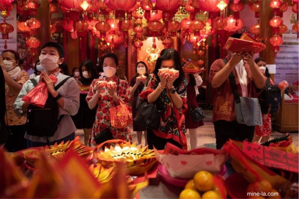 เทศกาลตรุษจีน เชื่อกันว่ามีอายุย้อนกลับไปถึงศตวรรษที่ 14 ก่อนคริสต์ศักราช เมื่อราชวงศ์ซางปกครอง ต้นกำเนิดของมันแพร่หลายในตำนาน