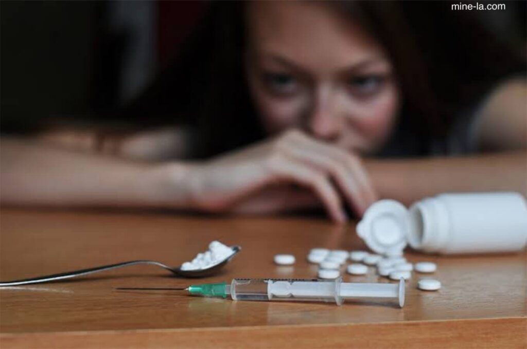 การพึ่งพาสารเสพติด เกิดขึ้นเมื่อบุคคลต้องพึ่งพาสารต่างๆ เช่น แอลกอฮอล์ นิโคติน ยา หรือยา จนถึงระดับที่ร่างกายปรับตัวเข้ากับสารดังกล่าว