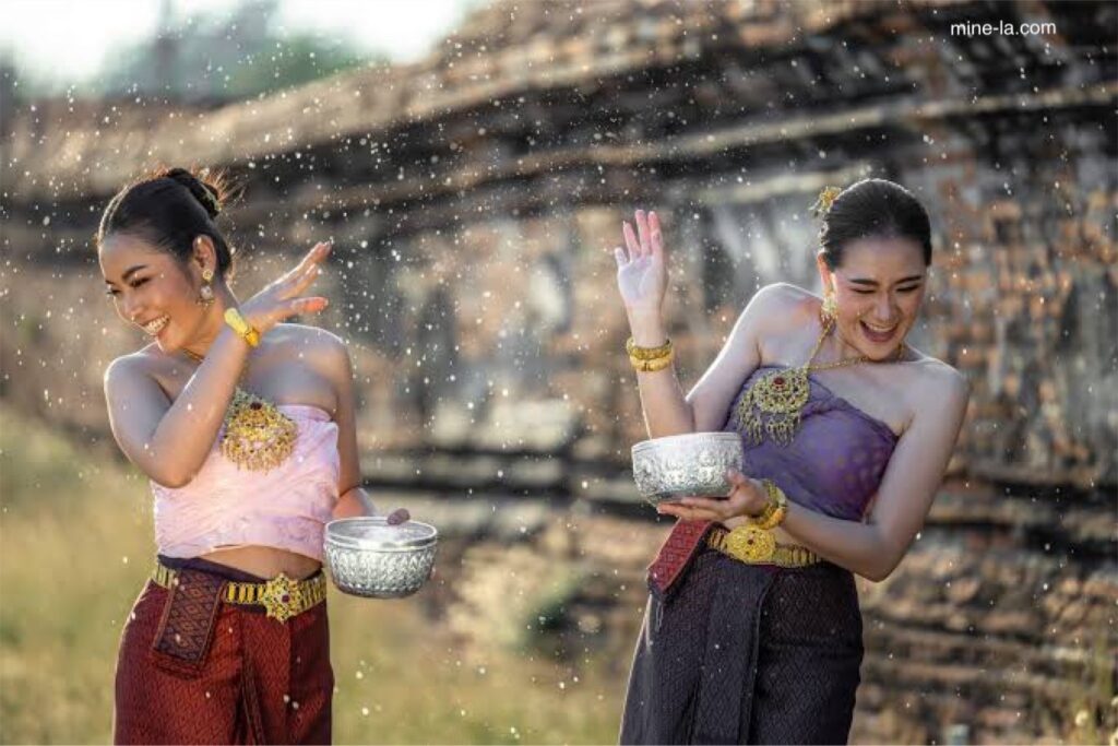 สงกรานต์ปีใหม่ไทย ซึ่งเป็นเทศกาลประจำปีที่ใหญ่ที่สุดและสำคัญที่สุดของประเทศไทย มีการเฉลิมฉลองมานานหลายศตวรรษและเต็มไป