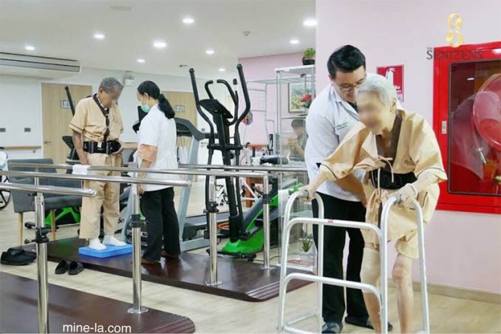 นักกายภาพบำบัด เป็นผู้เชี่ยวชาญด้านสุขภาพที่ประเมินและรักษาความผิดปกติของร่างกายมนุษย์ พวกเขาอาจช่วยคุณจัดการกับความเจ็บป่วยหรือ