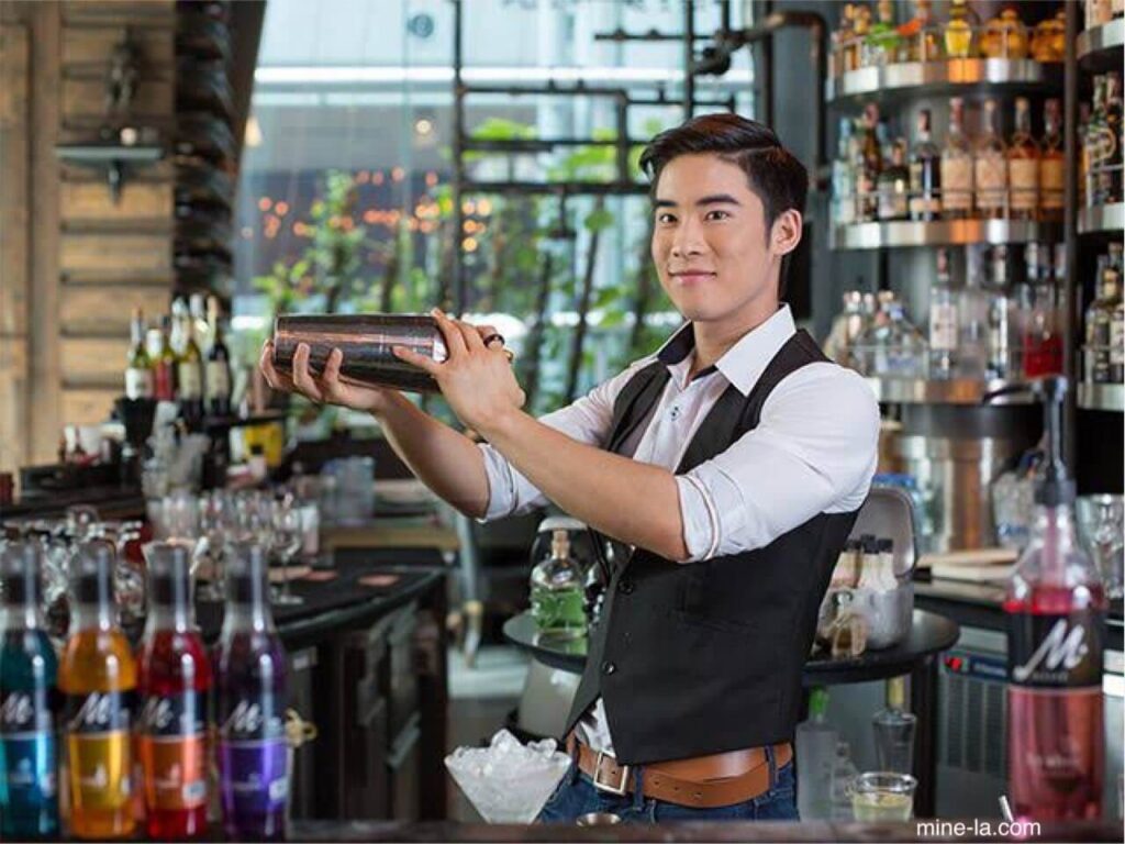 การเป็นบาร์เทนเดอร์ แม้ว่าการผสมเครื่องดื่มในบาร์และร้านอาหารจะเป็นหน้าที่ที่สำคัญที่สุด แต่บาร์เทนเดอร์ก็มีความรับผิดชอบอื่น นายจ้าง