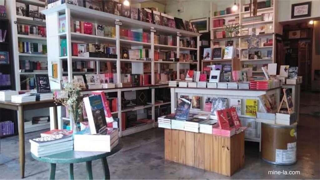 การขายหนังสือ มักเป็นประเพณีที่สืบทอดกันด้วยมือ ผู้ขายหนังสือที่ต้องการจะทำงานในร้านหนังสือเป็นเวลาหลายปีเพื่อหาประสบการณ์ก่อ