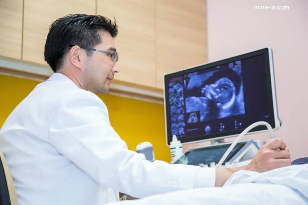 OB-GYN คือแพทย์ผู้เชี่ยวชาญที่เชี่ยวชาญด้านสูติศาสตร์และนรีเวชวิทยาซึ่งหมายถึงการดูแลที่เกี่ยวข้องกับการตั้งครรภ์และสุขภาพ