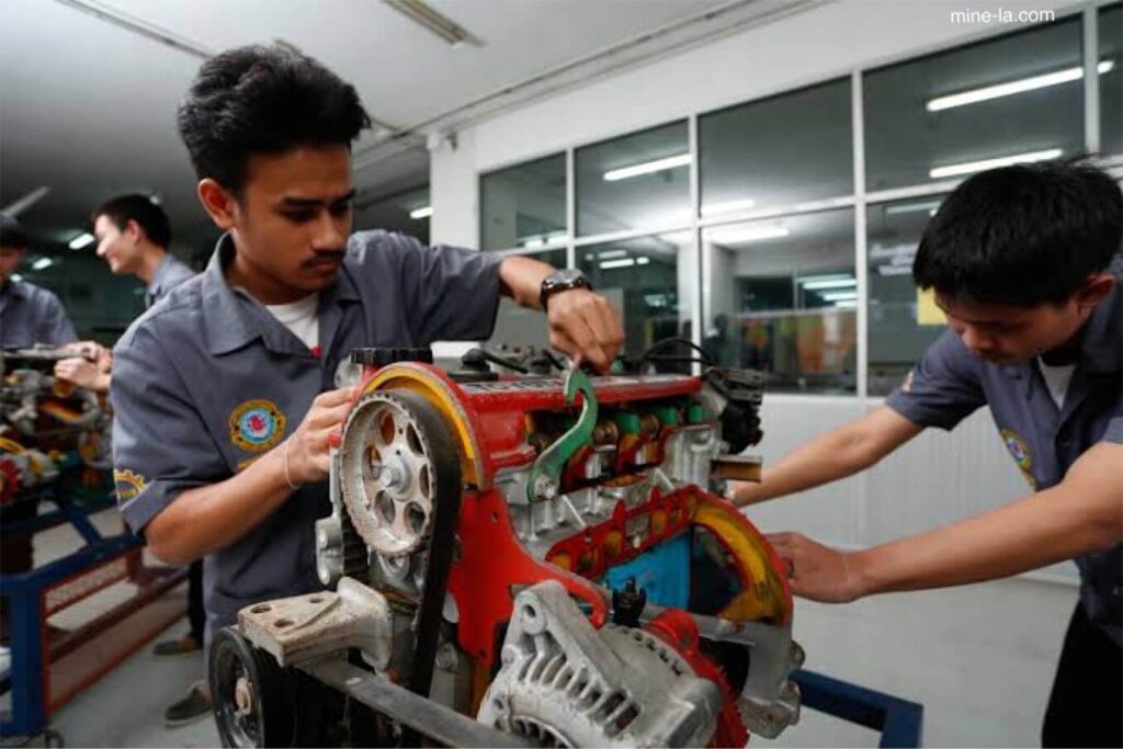 บทบาทหลักของ วิศวกรเครื่องกล คือการออกแบบ สร้าง และทดสอบอุปกรณ์ระบายความร้อนและเครื่องกลบริการของพวกเขามีความหลากห