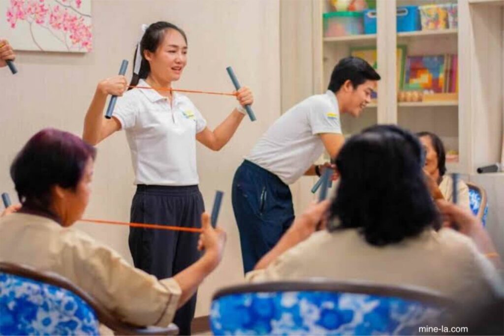นักกิจกรรมบำบัด ช่วยเหลือผู้ที่ได้รับบาดเจ็บ พิการ เจ็บป่วย หรือมีอาการเจ็บปวดในการทำกิจกรรมประจำวัน เช่น ไปทำงานหรือไปโรงเรียน ดูแล
