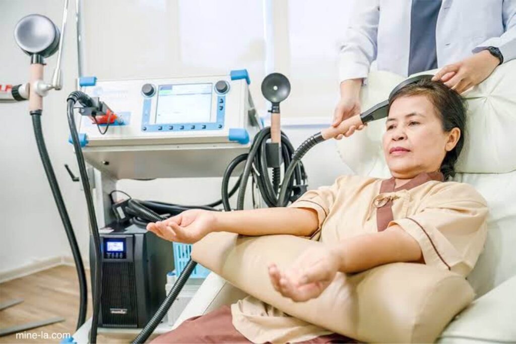 การฟื้นฟูระบบประสาท เป็นแนวทางปฏิบัติหลายสาขาวิชาที่เน้นการฟื้นฟูการทำงานและยกระดับคุณภาพชีวิตของผู้ป่วยโรคหลอดเลือดสมอง